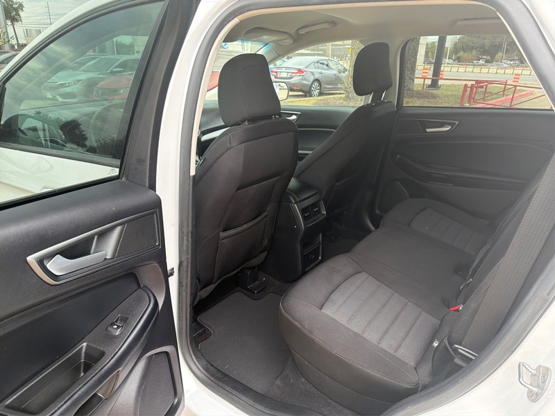 Ford Edge Vehicle Full-screen Gallery Image 10