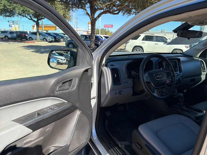 GMC Canyon Vehicle Full-screen Gallery Image 09