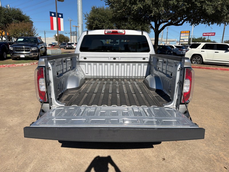 GMC Canyon Vehicle Full-screen Gallery Image 11