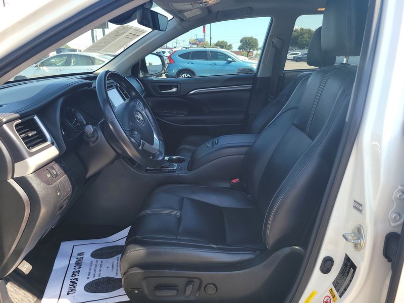 Toyota Highlander Vehicle Full-screen Gallery Image 9