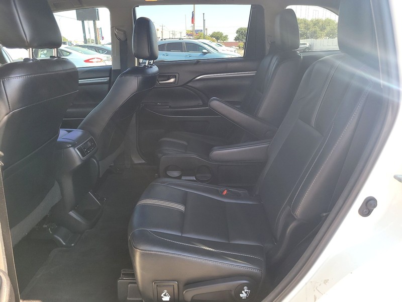 Toyota Highlander Vehicle Full-screen Gallery Image 10