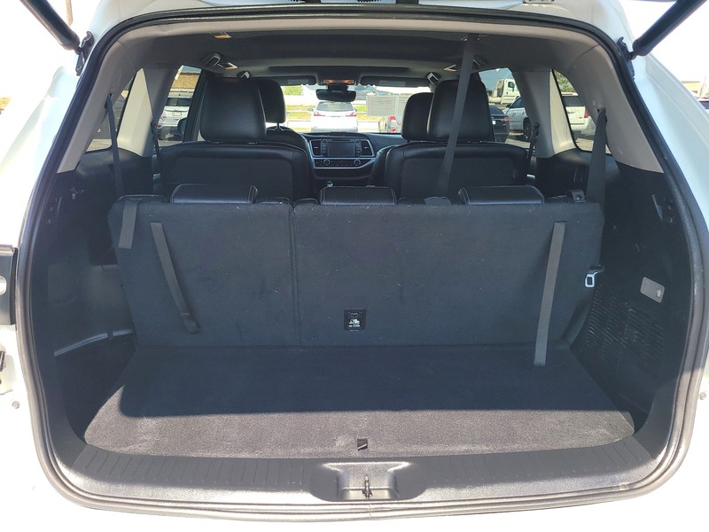 Toyota Highlander Vehicle Full-screen Gallery Image 11