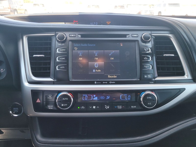 Toyota Highlander Vehicle Full-screen Gallery Image 12