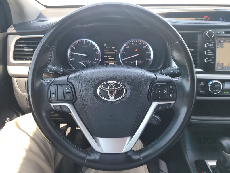 Toyota Highlander Vehicle Full-screen Gallery Image 14
