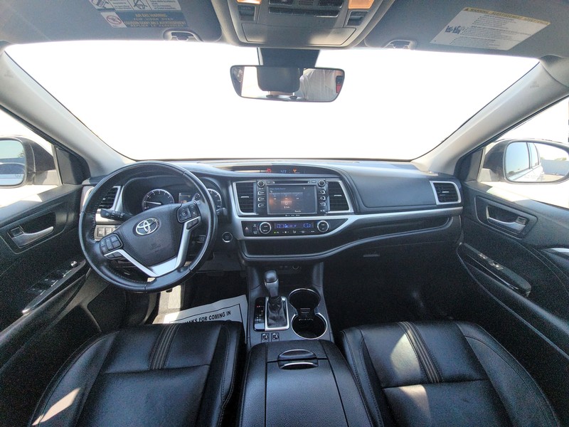 Toyota Highlander Vehicle Full-screen Gallery Image 15