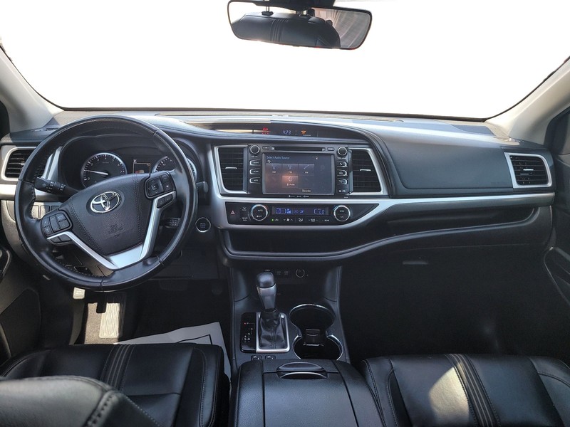 Toyota Highlander Vehicle Full-screen Gallery Image 16