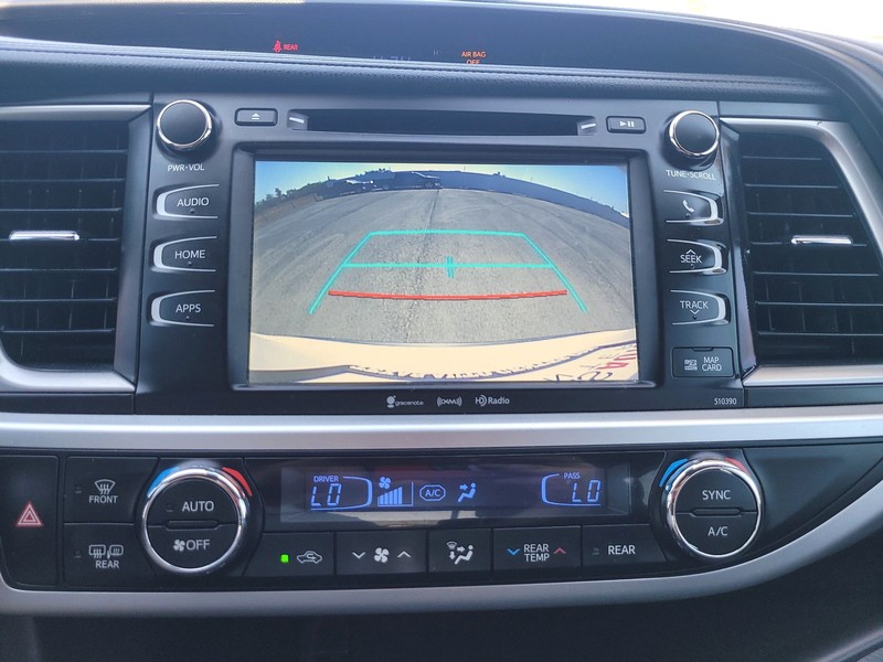 Toyota Highlander Vehicle Full-screen Gallery Image 18