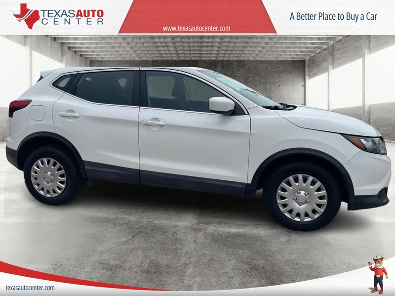 Nissan Rogue Sport Vehicle Full-screen Gallery Image 04