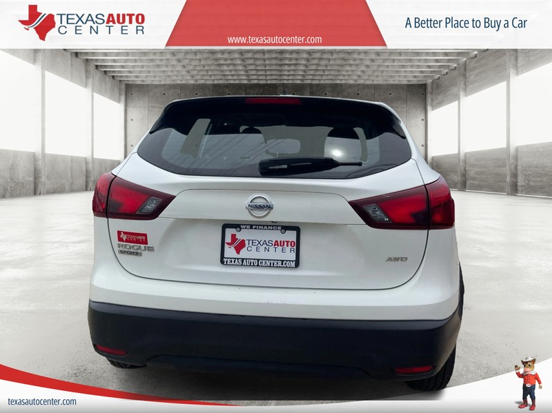 Nissan Rogue Sport Vehicle Full-screen Gallery Image 05