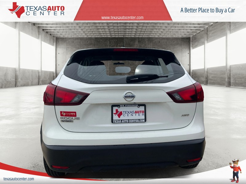 Nissan Rogue Sport Vehicle Full-screen Gallery Image 06