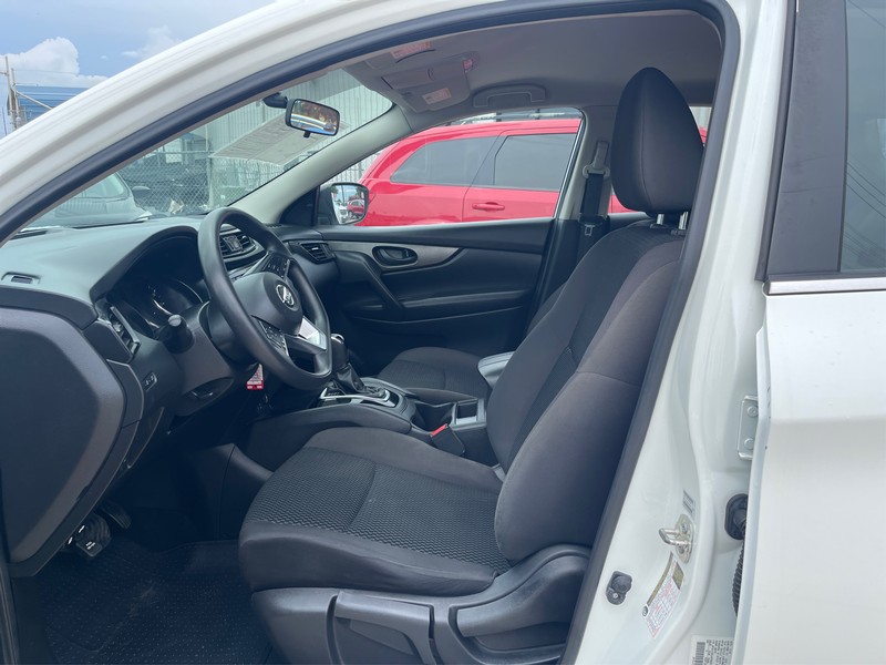 Nissan Rogue Sport Vehicle Full-screen Gallery Image 07