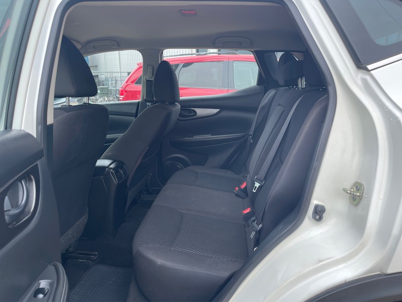 Nissan Rogue Sport Vehicle Full-screen Gallery Image 08