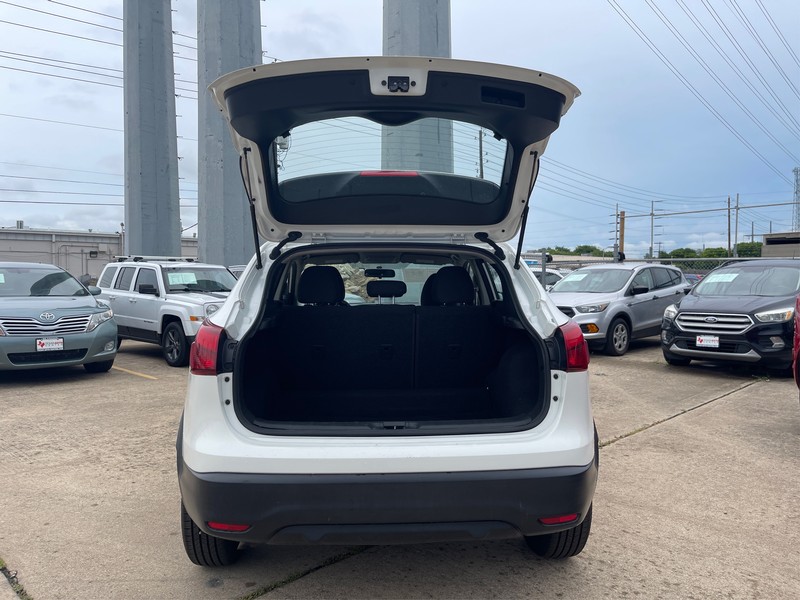 Nissan Rogue Sport Vehicle Full-screen Gallery Image 09