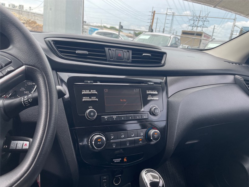 Nissan Rogue Sport Vehicle Full-screen Gallery Image 10