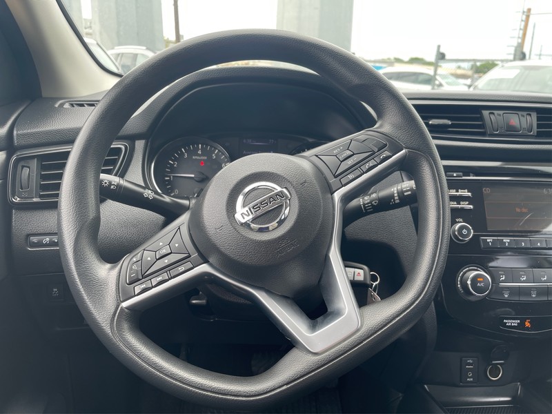 Nissan Rogue Sport Vehicle Full-screen Gallery Image 12