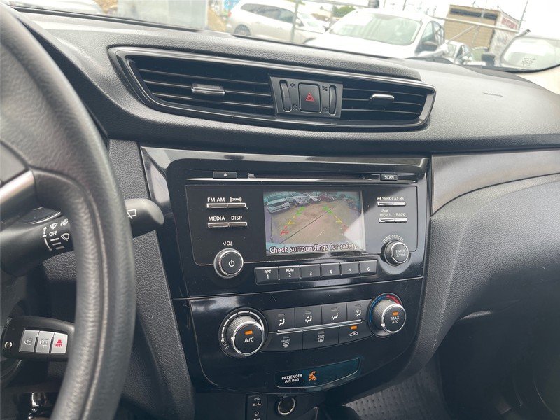 Nissan Rogue Sport Vehicle Full-screen Gallery Image 15