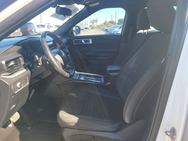 Ford Explorer Vehicle Full-screen Gallery Image 09