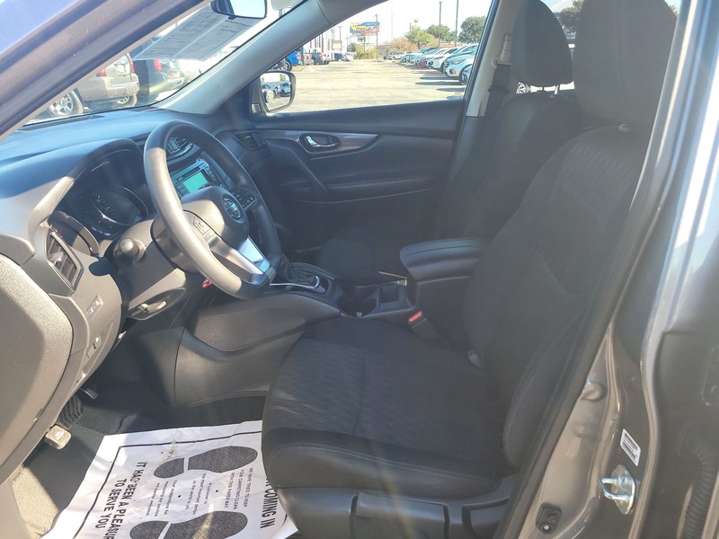 Nissan Rogue Vehicle Full-screen Gallery Image 09