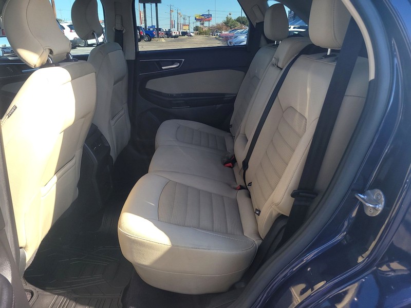 Ford Edge Vehicle Full-screen Gallery Image 10