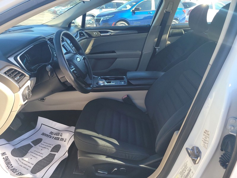 Ford Fusion Vehicle Full-screen Gallery Image 09