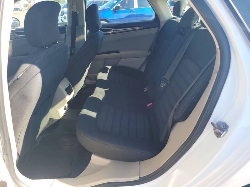 Ford Fusion Vehicle Full-screen Gallery Image 10