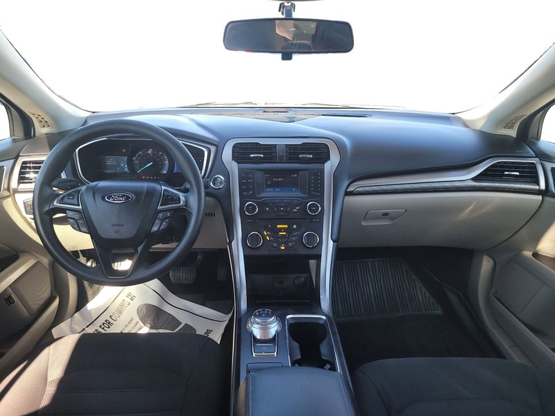 Ford Fusion Vehicle Full-screen Gallery Image 15