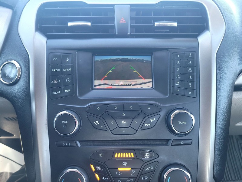 Ford Fusion Vehicle Full-screen Gallery Image 16