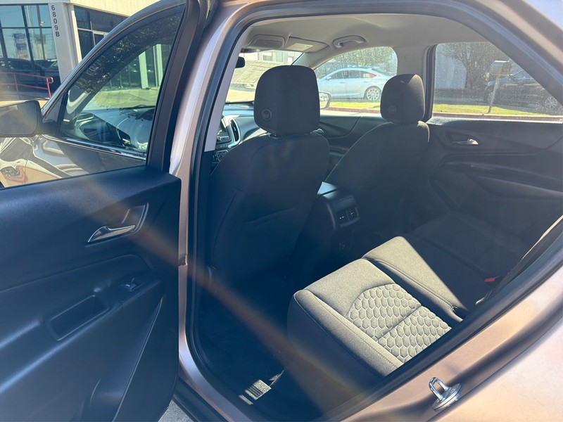 Chevrolet Equinox Vehicle Full-screen Gallery Image 10