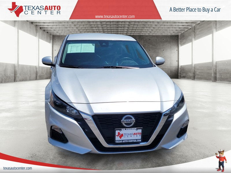 Nissan Altima Vehicle Full-screen Gallery Image 03