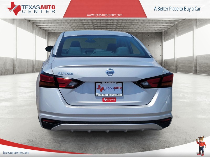 Nissan Altima Vehicle Full-screen Gallery Image 06