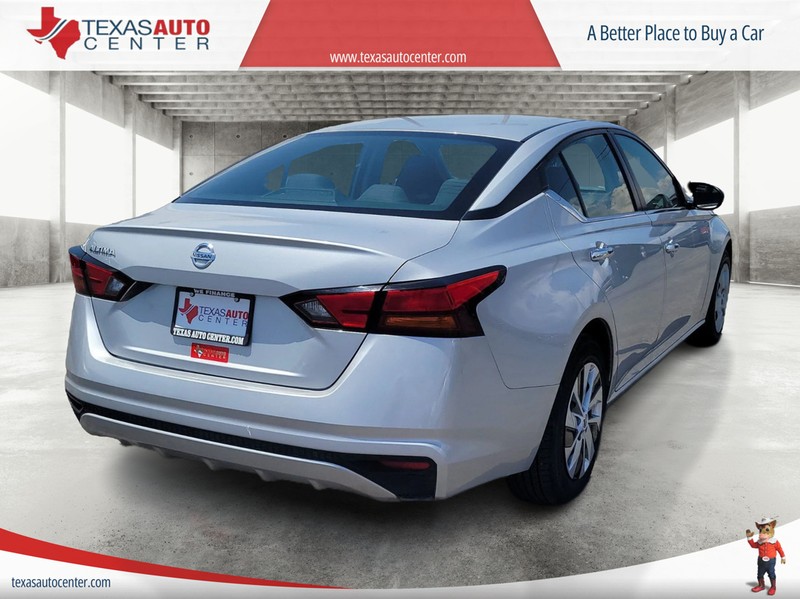 Nissan Altima Vehicle Full-screen Gallery Image 07