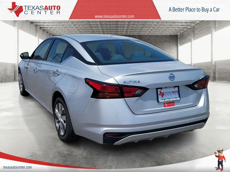Nissan Altima Vehicle Full-screen Gallery Image 08