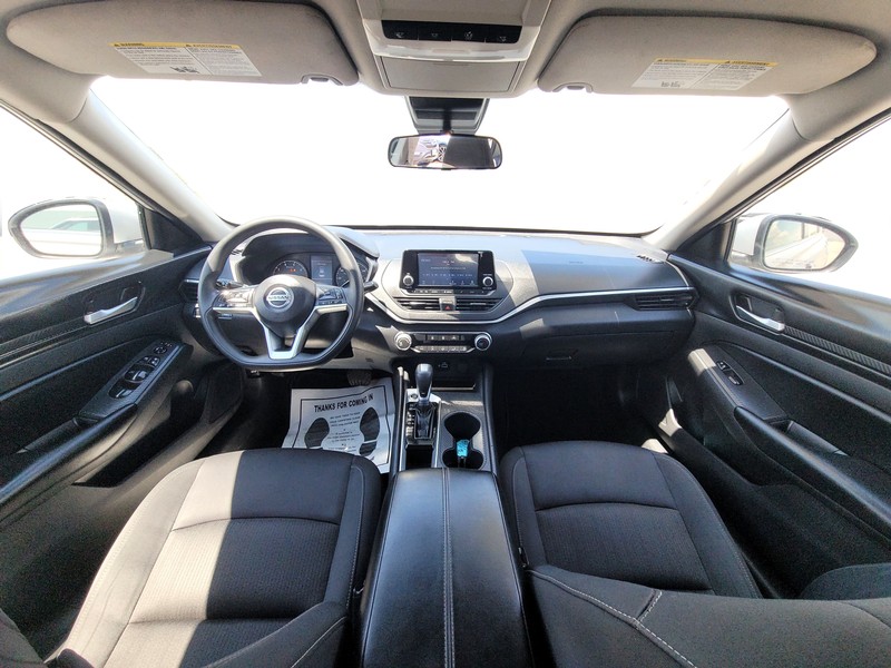 Nissan Altima Vehicle Full-screen Gallery Image 14