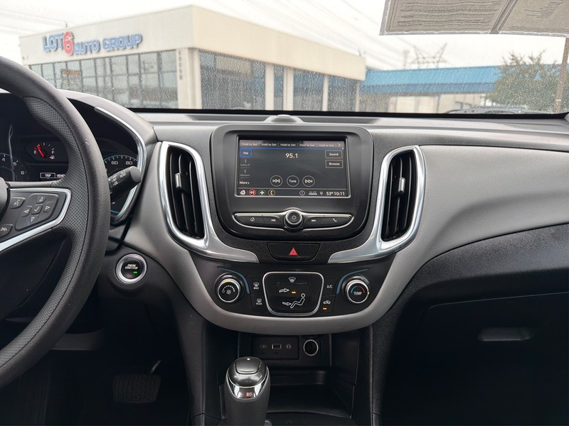 Chevrolet Equinox Vehicle Full-screen Gallery Image 12