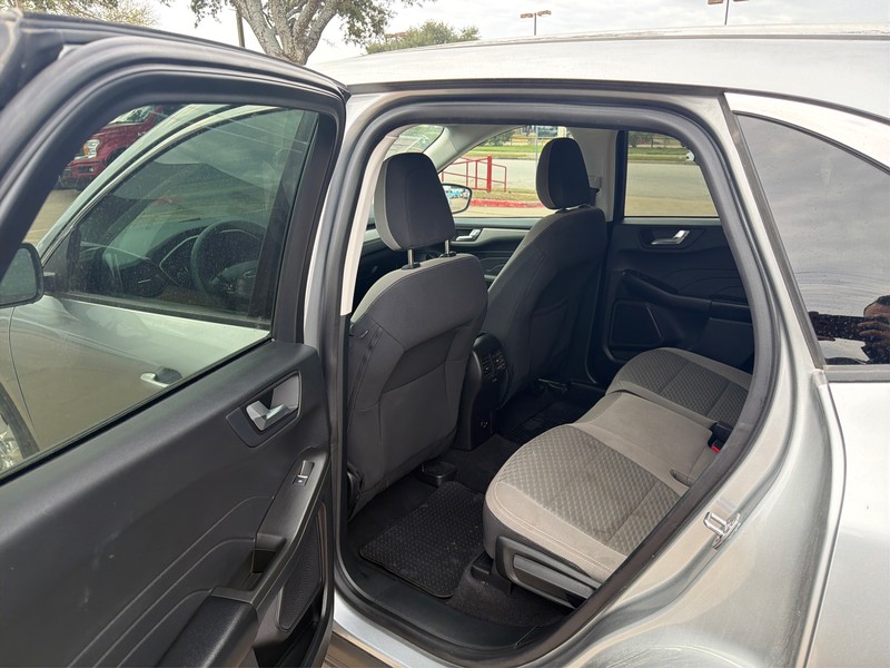 Ford Escape Vehicle Full-screen Gallery Image 10