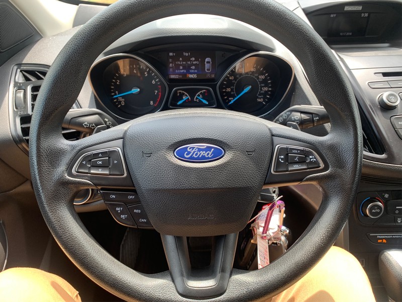 Ford Escape Vehicle Full-screen Gallery Image 14