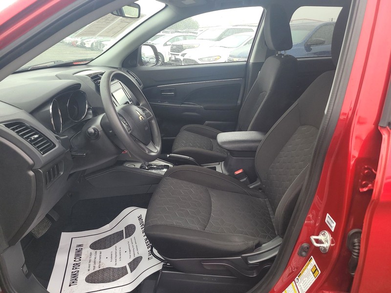 Mitsubishi Outlander Sport Vehicle Full-screen Gallery Image 09