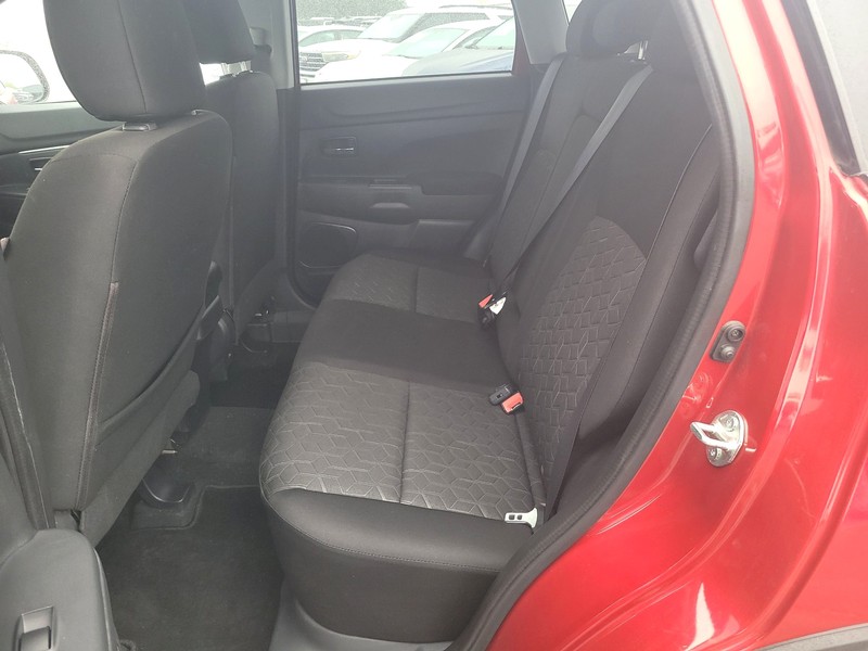 Mitsubishi Outlander Sport Vehicle Full-screen Gallery Image 10