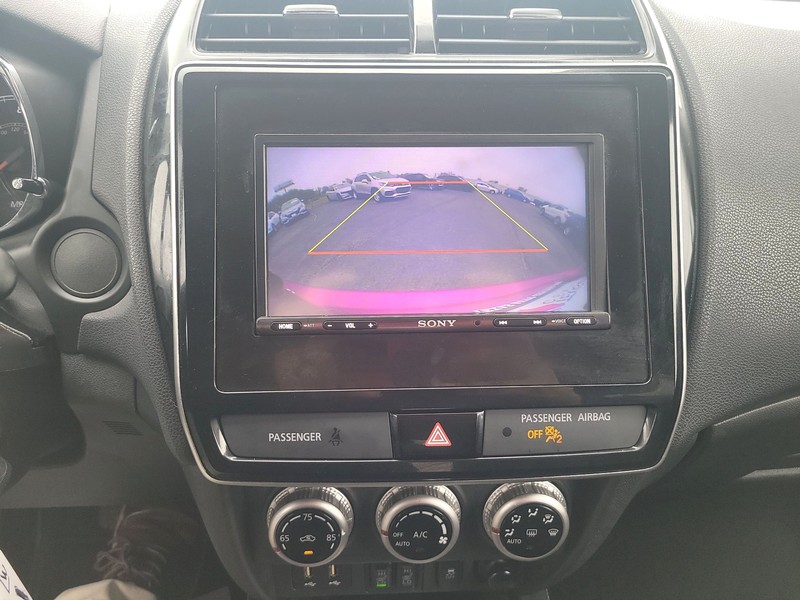 Mitsubishi Outlander Sport Vehicle Full-screen Gallery Image 17