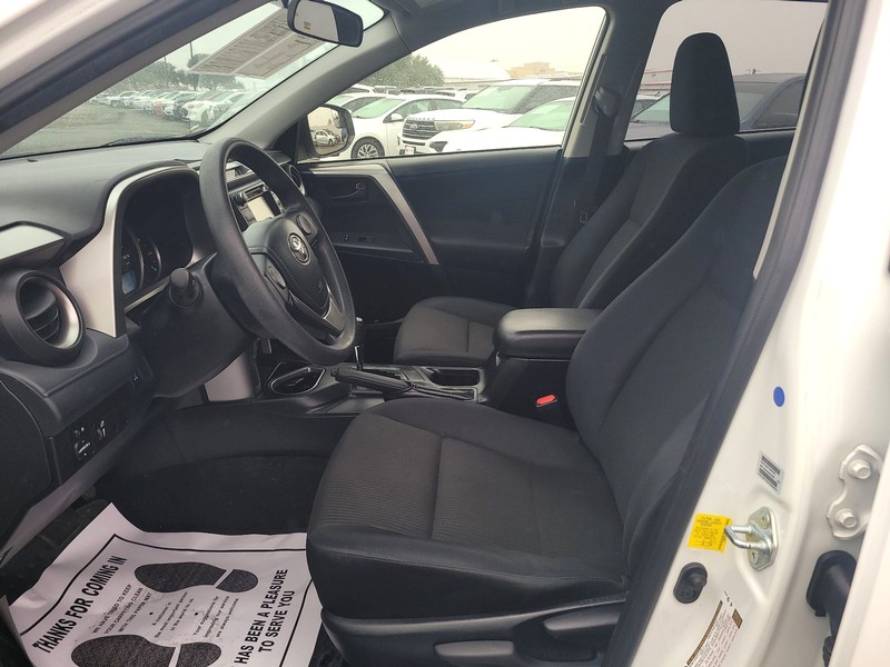 Toyota RAV4 Vehicle Full-screen Gallery Image 09