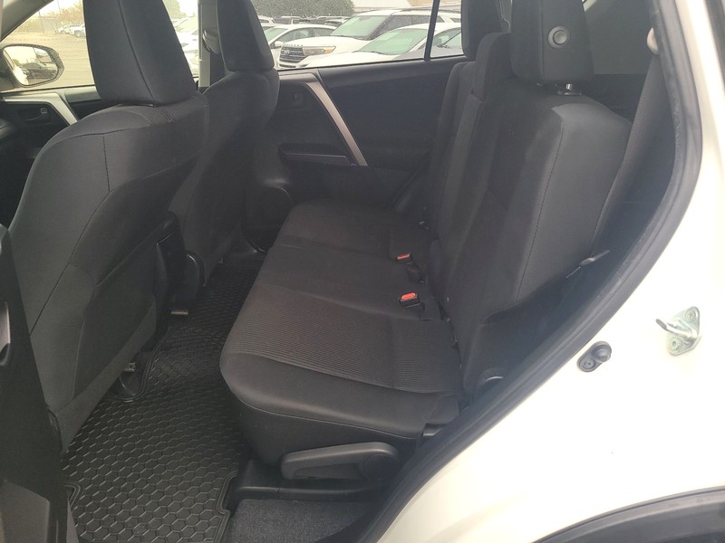 Toyota RAV4 Vehicle Full-screen Gallery Image 10