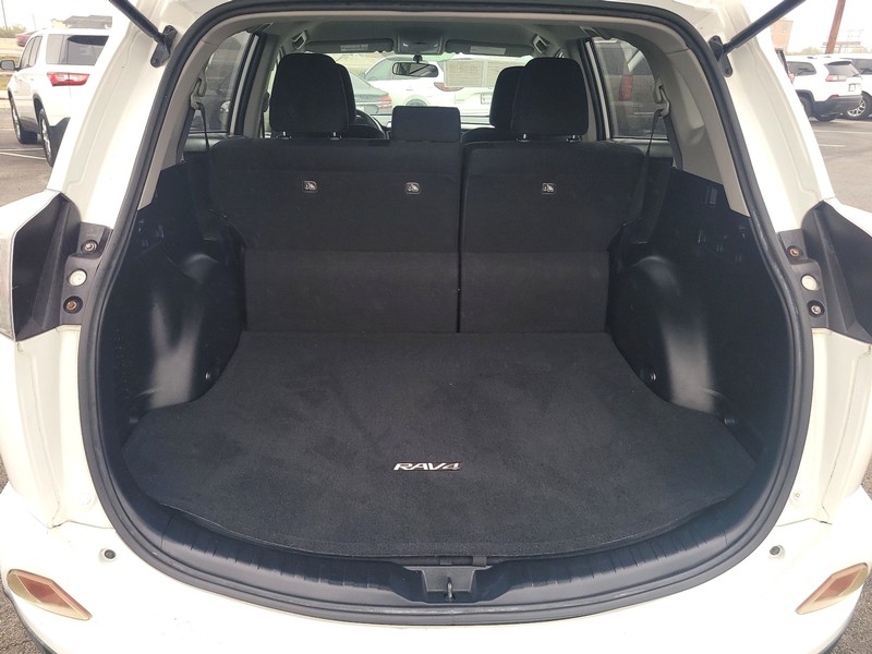 Toyota RAV4 Vehicle Full-screen Gallery Image 11