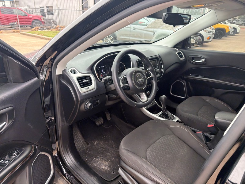 Jeep Compass Vehicle Full-screen Gallery Image 9