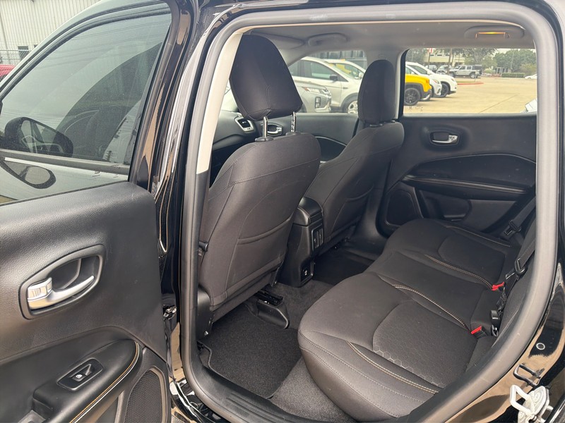 Jeep Compass Vehicle Full-screen Gallery Image 10