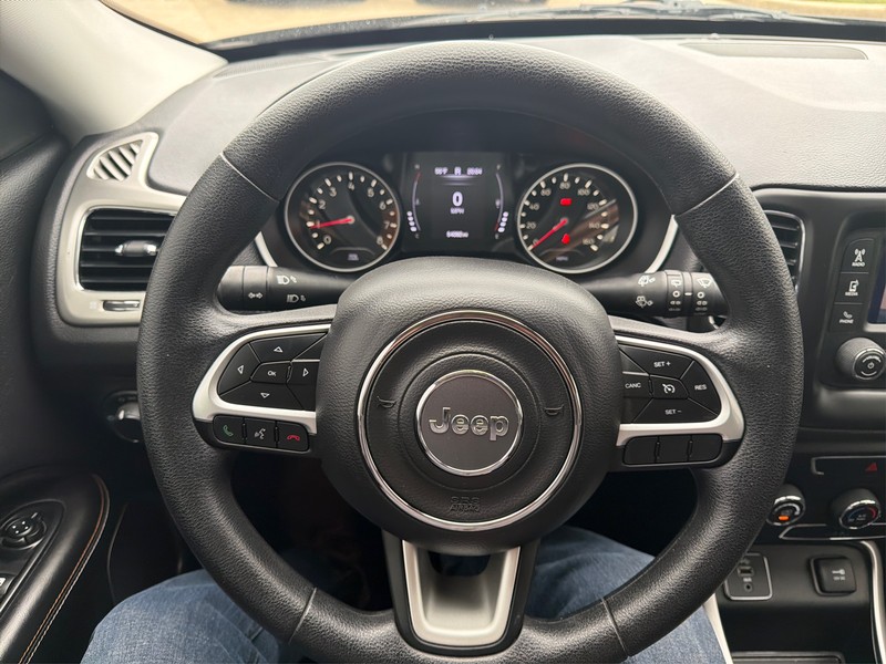 Jeep Compass Vehicle Full-screen Gallery Image 14