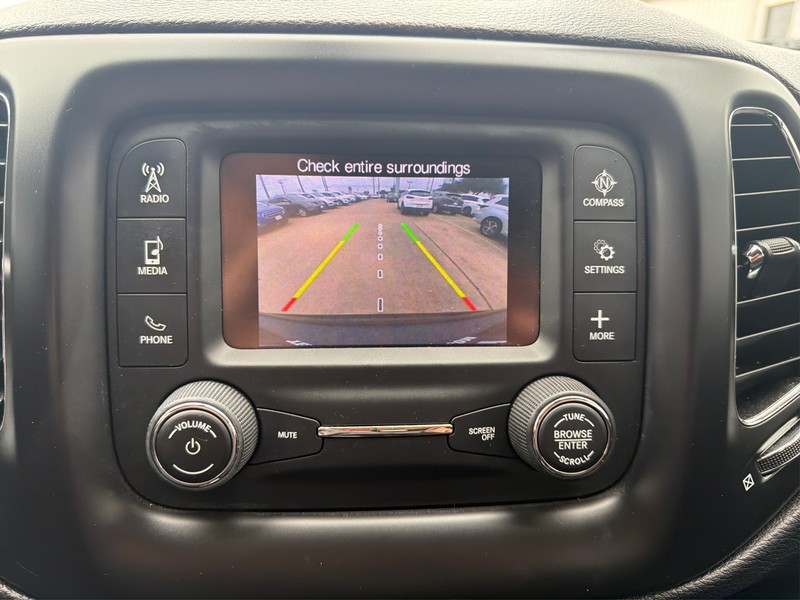 Jeep Compass Vehicle Full-screen Gallery Image 17