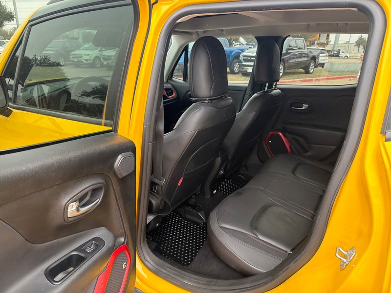 Jeep Renegade Vehicle Full-screen Gallery Image 10