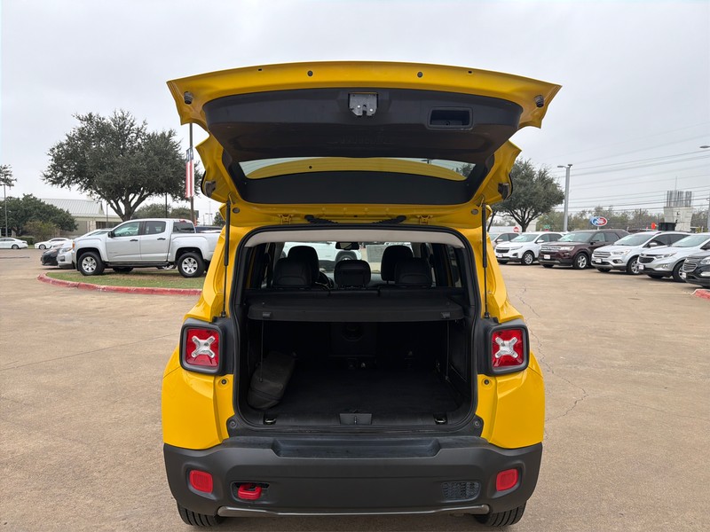 Jeep Renegade Vehicle Full-screen Gallery Image 11