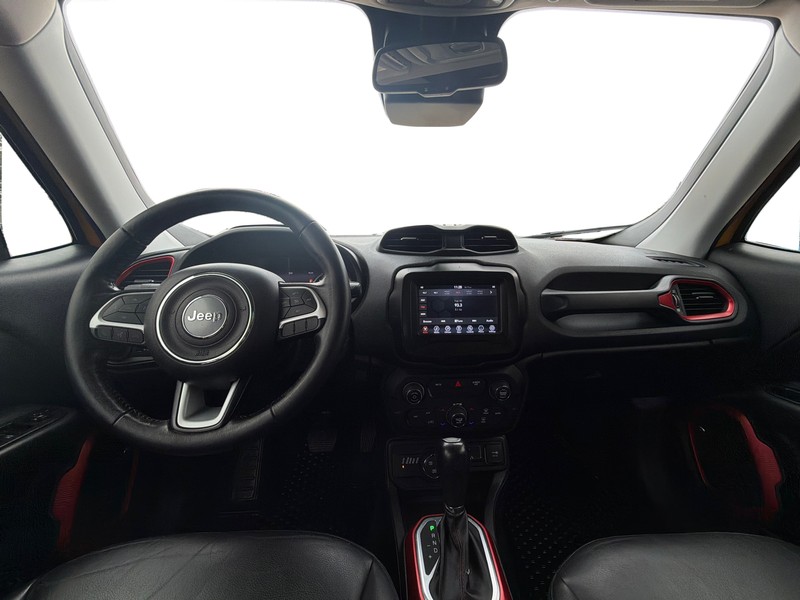 Jeep Renegade Vehicle Full-screen Gallery Image 15