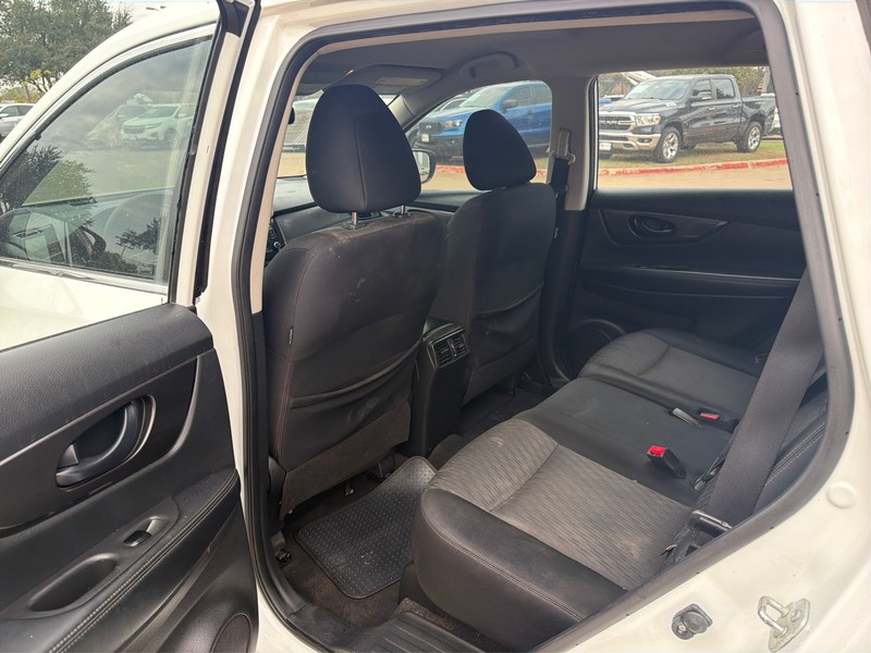 Nissan Rogue Vehicle Full-screen Gallery Image 10